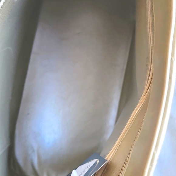 COA💓🔥CHANEL Iridescent Pearl Lambskin Medallion Tote /COA - Picture 6 of 14